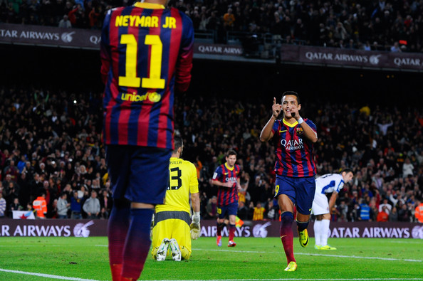 Alexis celebrates his team's winning goal against RCD Espanyol at Camp Nou