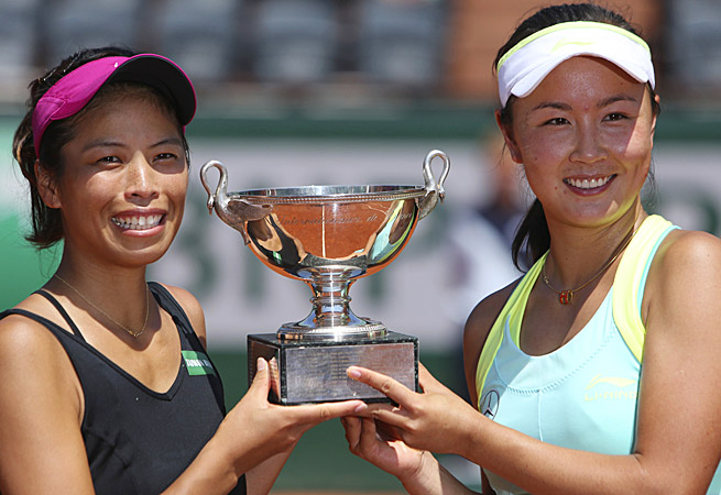 Hsieh and Peng with Roland Garros 2014 trophy