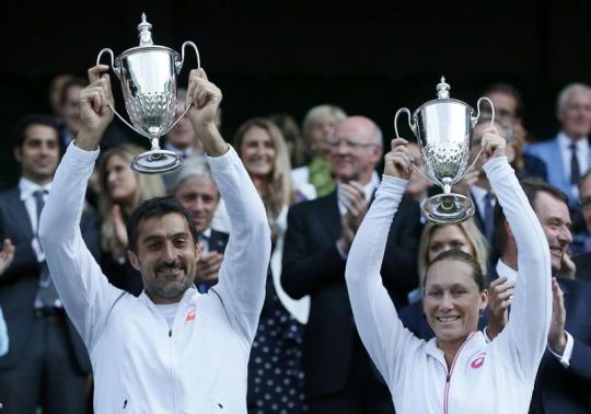 Zimonjic and Stosur with Wimbledon 2014 trophy